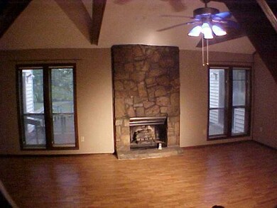 Huge 22'x15' Vaulted Great Room with exposed beams
