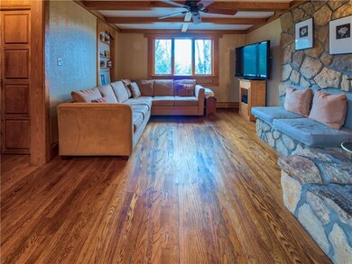 Bright windows, built in shelves, hardwood floorin