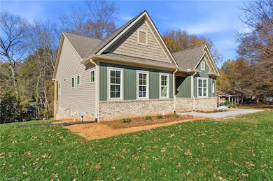 194 N Peace Haven Rd, Winston-Salem, NC 27104 - photo 4