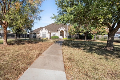 913 Shady Vale Dr, Kennedale, TX 76060 - photo 2