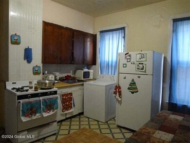 907 Delamont Ave, Schenectady, NY 12307 - photo 4