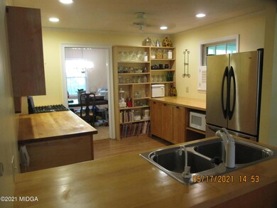 3013 Claridge Kitchen (2)