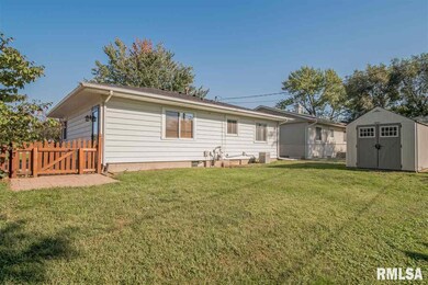 7414 Pacific St, Davenport, IA 52806 - photo 4