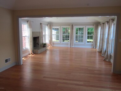 Dining Rm to Fam Rm