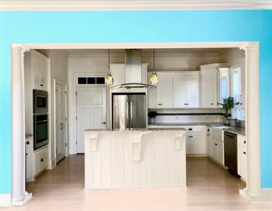 Fabulous, well designed kitchen with quartz counte