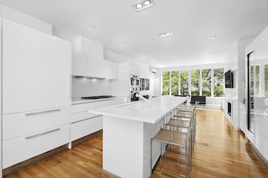 152 E 63rd St unit 2, New York, NY 10065 - photo 2