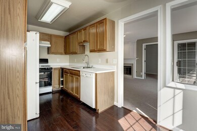 9255 Cardinal Forest Ln unit 201, Lorton, VA 22079 - photo 7