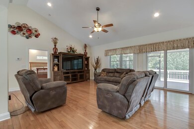 03_353 Mingo Way_Living01