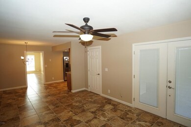 Family Room pic2