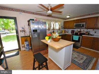 117 Idlewild Rd, Levittown, PA 19057 - photo 3