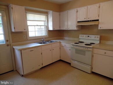 6014 Queenston St, Springfield, VA 22152 - photo 2