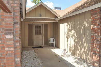 6502_W_Kings_courtyard entry