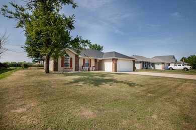 776 W Pearl St, Bolivar, MO 65613 - photo 2