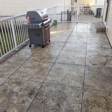 414 35th St SE, Cedar Rapids, IA 52403 - photo 2