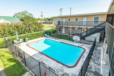 107 E Willowick Ave unit 9, Friendswood, TX 77546 - photo 2