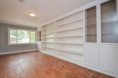 2126 Saxon Dr, Houston, TX 77018 - photo 4