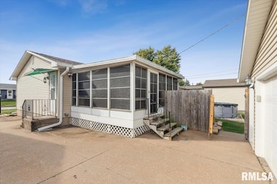 1724 W 69th St, Davenport, IA 52806 - photo 5