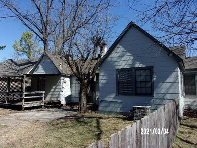 317 S Grand Ave, Gainesville, TX 76240 - photo 3