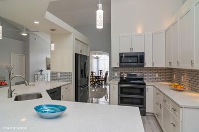 07_192SWFernleafTrail_177001_Kitchen_Low