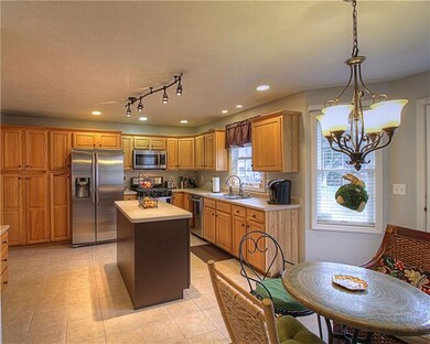Welcoming eat-in Kitchen