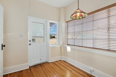 635 E 4th St breakfast nook