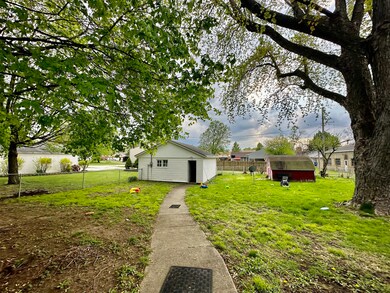 915 7th St, Covington, IN 47932 - photo 6