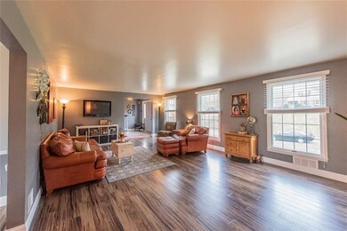 Large 24x15 Living Room!! 3 windows and custom bli