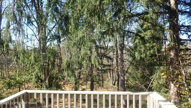 2556 N Delaware Dr, Mount Bethel, PA 18343 - photo 4