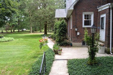 ENTER THROUGH THE FRONT DOOR OR THE MUDROOM DOOR S