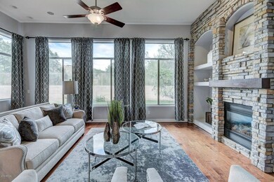 Family room w/Fireplace