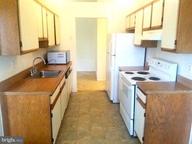 9574 Jayhawk Terrace unit 302, Manassas, VA 20110 - photo 2