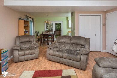 8111 Nadine St Anchorage AK-large-004-Li