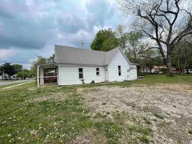 814 SW 5th St, Topeka, KS 66603 - photo 4