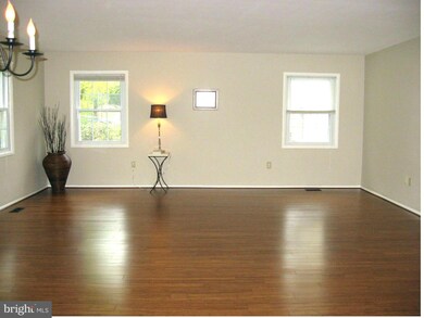 13135 Madonna Ln, Fairfax, VA 22033 - photo 4