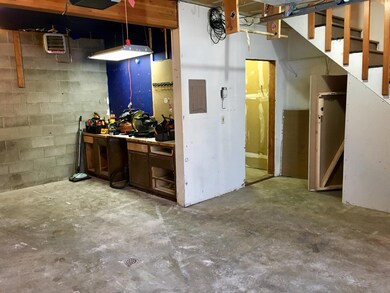 Workbench / Utility Room