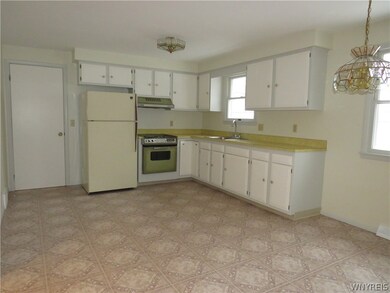 1352 Maple Ave, Niagara Falls, NY 14305 - photo 5