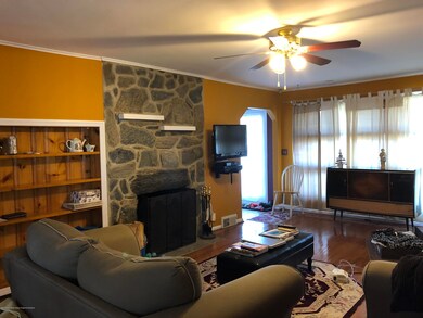 400 Wakefield Livingrm