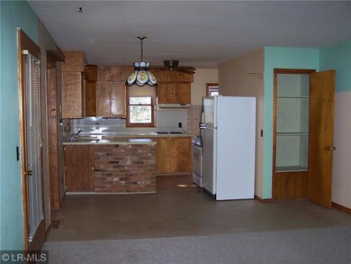4 Kitchen fm Living Room