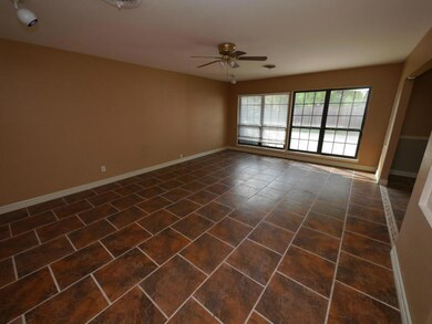 301 E Hutchinson St, Beeville, TX 78102 - photo 2