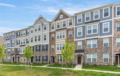 Multi unit property featuring a front yard