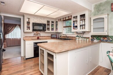 Home features newer kitchen appliances.