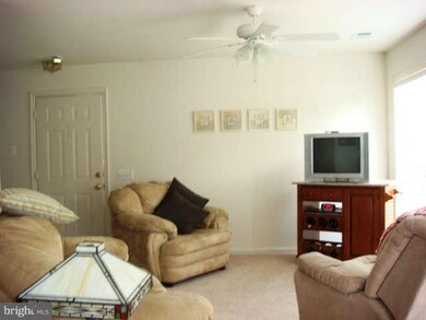 8202 Catbird Cir unit 201, Lorton, VA 22079 - photo 6