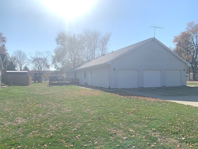 711 N West St, Le Roy, IL 61752 - photo 3