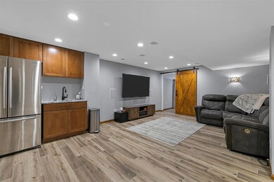 finished LL w/wet bar