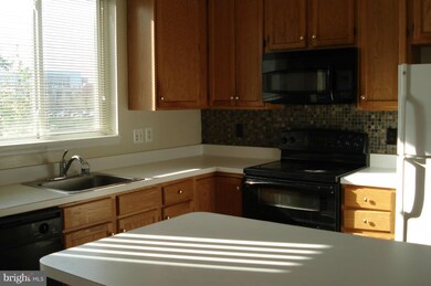 2366 Woodland Pond Ln, Herndon, VA 20171 - photo 5