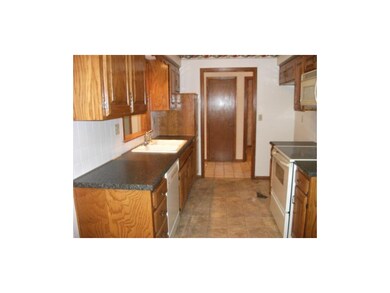 KITCHE WITH ALL WHITE APPLIANCES