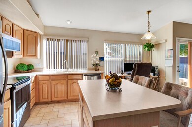 Kitchen w/Center island