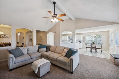 Here you can see the living room, kitchen and brea