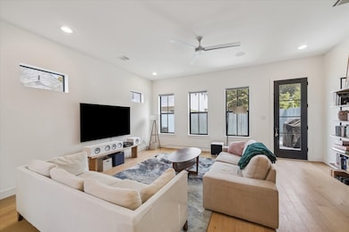 3820 Weems St unit B, Houston, TX 77009 - photo 2