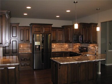 4 Oak Cir, Bella Vista, AR 72714 - photo 2